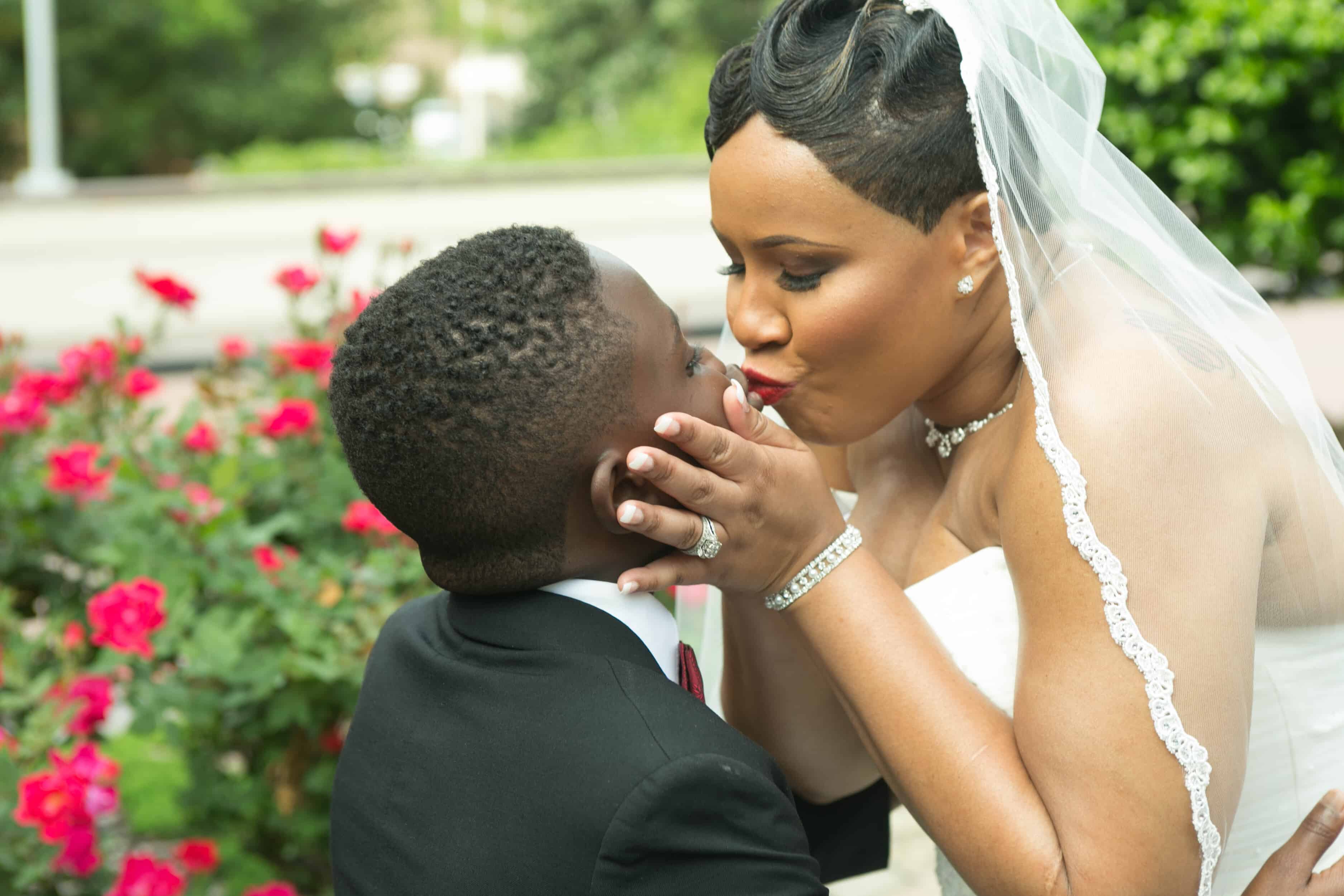 Рогоносец фото. Темнокожая невеста. Свадьба темнокожих. Свадьба афроамериканцев. Чернокожие жених и невеста.
